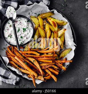 Due tipi di forno con patate con quark a base di erbe Foto Stock