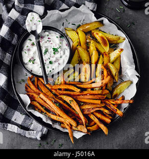 Due tipi di forno con patate con quark a base di erbe Foto Stock