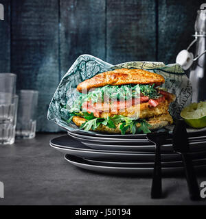 Hamburger di pesce con cocomero e insalata di wakame Foto Stock