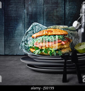 Hamburger di pesce con cocomero e insalata di wakame Foto Stock