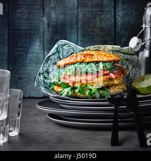 Hamburger di pesce con cocomero e insalata di wakame Foto Stock