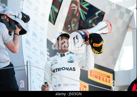 Barcellona, Spagna. 14 Maggio, 2017. Lewis Hamilton, pilota della Mercedes AMG Team di F1, celebra la vittoria al podio, durante la domenica giorno di gara di Formula Uno Gran Premio di Spagna presso il Circuito di Catalunya. Credito: Pablo Guillen/Alamy Live News Foto Stock