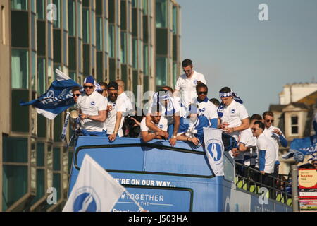 Brighton, Regno Unito. 14 maggio 2017. Gli appassionati di Brighton e Hove Albion Football Club è venuto fuori nel loro migliaia di guardare la squadra di bus-top parade lungo la città della costa di strada. Il team e i tifosi hanno festeggiato la promozione per la premiership. Roland Ravenhill/ Alamy Live News Foto Stock