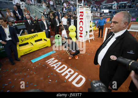 Madrid, Spagna. 14 Maggio, 2017. Rafael Nadal di Spagna pone con il trofeo dopo aver sconfitto Dominic Thiem dell'Austria durante la finale di Madrid Open Tennis Tournament corrispondono a La Caja Magica stadium di Madrid, domenica 14 maggio 2017. Credito: Gtres Información más Comuniación on line,S.L./Alamy Live News Foto Stock