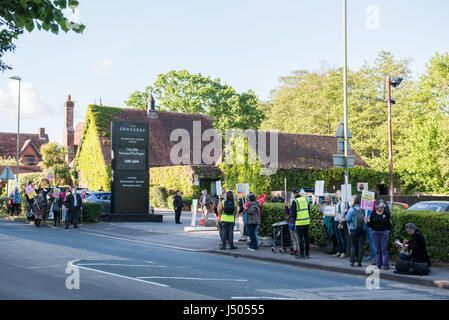 Il Concorde Club, Eastleigh, Hampshire, Regno Unito. 14 Maggio, 2017. Southampton Stand fino al razzismo attivisti e sostenitori protesta al Concorde Club dove UK uomo politico ed ex leader dell'UKIP Nigel Farage detiene una serata domande e risposte evento circa la sua vita. Credito: Sarà Bailey/Alamy Live News Foto Stock