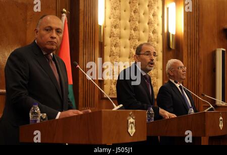 Amman, Giordania. 14 Maggio, 2017. La Giordania del ministro degli Affari Esteri Ayman Safadi (C), il ministro degli Affari Esteri egiziano Sameh Shukri (L) e Saeb Erekat, segretario generale dell Organizzazione per la liberazione della Palestina, partecipare a una conferenza stampa congiunta ad Amman, capitale della Giordania, il 14 maggio 2017. La Giordania di domenica ha ribadito la sua posizione che Gerusalemme Est è la capitale della Palestina. Credito: Mohammad Abu Ghosh/Xinhua/Alamy Live News Foto Stock