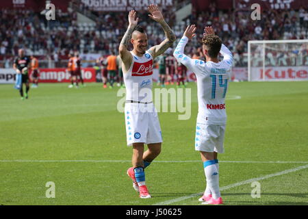 Marek Hamsik (SSC Napoli) e Dires Mertens (SSC Napoli) dopo la serie di una partita di calcio tra Torino FC e SSC Napoli allo stadio Olimpico Grande Torino il 14 maggio 2017 a Torino, Italia. Risultato finale: Torino vs Napoli 0-5 Foto Stock