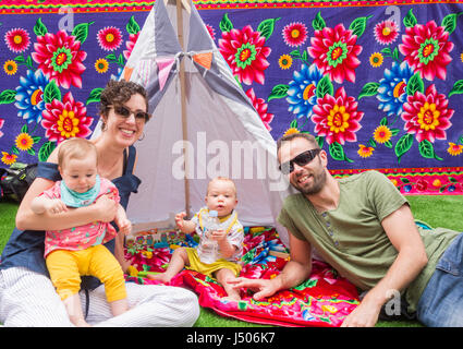 Tenerife, Isole Canarie, Spagna, 13 maggio 2017. Migliaia di persone partecipano al weekend Mueca international street art festival in Puerto de la Cruz Tenerife. Nella foto: una delle vie della città è chiusa al traffico e trasformata in un picnic/chill zone. Credito: ALAN DAWSON/Alamy Live News Foto Stock