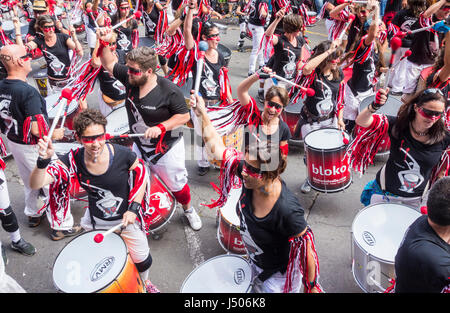 Tenerife, Isole Canarie, Spagna, 13 maggio 2017. Migliaia di persone partecipano al weekend Mueca international street art festival in Puerto de la Cruz Tenerife. Nella foto: un sacco di musica di strada in tutto il weekend Credito: ALAN DAWSON/Alamy Live News Foto Stock