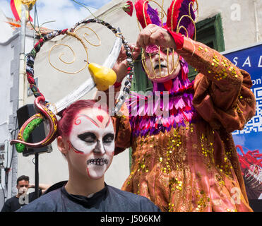 Tenerife, Isole Canarie, Spagna, 13 maggio 2017. Migliaia di persone partecipano al weekend Mueca international street art festival in Puerto de la Cruz Tenerife. Nella foto: Artisitc parrucchieri duo, Osadia, dare audaci membri del pubblico un makeover in strada nel loro salone di mobili. Credito: ALAN DAWSON/Alamy Live News Foto Stock