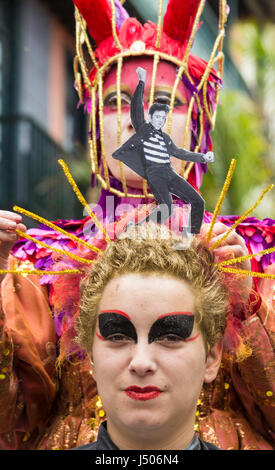 Tenerife, Isole Canarie, Spagna, 13 maggio 2017. Migliaia di persone partecipano al weekend Mueca international street art festival in Puerto de la Cruz Tenerife. Nella foto: Artisitc parrucchieri duo, Osadia, dare audaci membri del pubblico un makeover in strada nel loro salone di mobili. Credito: ALAN DAWSON/Alamy Live News Foto Stock