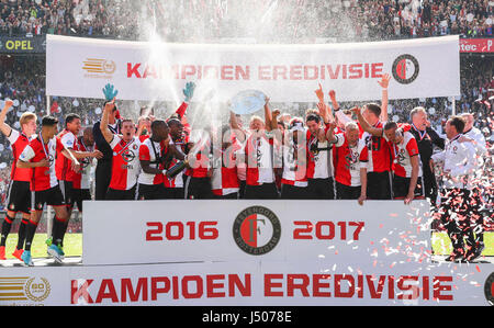 Rotterdam, Paesi Bassi. 14 Maggio, 2017. I giocatori del Feyenoord Rotterdam celebrare durante la cerimonia di premiazione dopo la Eredivisie olandese match tra Feyenoord Rotterdam e Heracles Almelo a Rotterdam, Paesi Bassi, 14 maggio 2017. Credito: Gong Bing/Xinhua/Alamy Live News Foto Stock