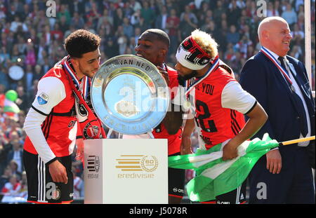 Rotterdam, Paesi Bassi. 14 Maggio, 2017. I giocatori del Feyenoord Rotterdam guarda il trofeo prima della cerimonia di premiazione di Eredivisie olandese corrispondono a Rotterdam, Paesi Bassi, 14 maggio 2017. Credito: Gong Bing/Xinhua/Alamy Live News Foto Stock