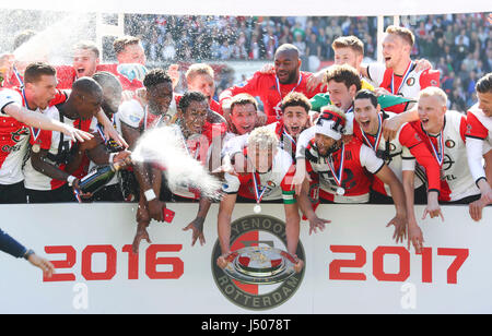 Rotterdam, Paesi Bassi. 14 Maggio, 2017. I giocatori del Feyenoord Rotterdam celebrare durante la cerimonia di premiazione dopo la Eredivisie olandese match tra Feyenoord Rotterdam e Heracles Almelo a Rotterdam, Paesi Bassi, 14 maggio 2017. Credito: Gong Bing/Xinhua/Alamy Live News Foto Stock