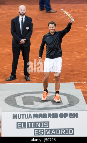 Madrid, Spagna. 14 Maggio, 2017. La Spagna di Rafael Nadal celebra con il trofeo dopo uomini della finale contro Austria Dominic Thiem alla Mutua Madrid Open Tennis Tournament a Madrid, Spagna, 14 maggio 2017. Rafael Nadal ha vinto 2-0 e rivendicato il titolo. Credito: Eduardo Dieguez/Xinhua/Alamy Live News Foto Stock