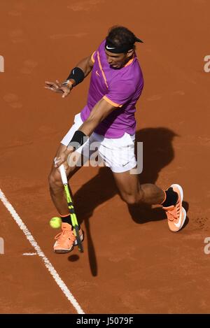 Madrid, Spagna. 14 Maggio, 2017. La Spagna di Rafael Nadal restituisce la sfera durante l'uomo finale contro Austria Dominic Thiem alla Mutua Madrid Open Tennis Tournament a Madrid, Spagna, 14 maggio 2017. Rafael Nadal ha vinto 2-0 e rivendicato il titolo. Credito: Eduardo Dieguez/Xinhua/Alamy Live News Foto Stock