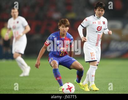 Tokyo, Giappone. Il 10 maggio, 2017. Yu In-Soo (FC Tokyo), Genki Omae (Ardija) Calcio/Calcetto : 2017 J.League YBC Levain Coppa di gruppo un match tra F.C.Tokyo 4-3 Omiya Ardija a Ajinomoto Stadium a Tokyo in Giappone . Credito: AFLO/Alamy Live News Foto Stock