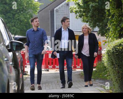 Muelheim, Germania. 14 Maggio, 2017. stato primo ministro Signora Hannelore Kraft va alla stazione di polling con suo marito Udo Kraft (C) e figlio Jan Kraft. Credito: Juergen schwarz/Alamy Live News Foto Stock