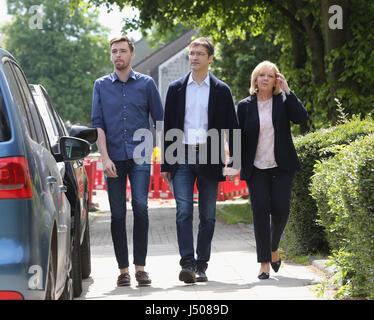 Muelheim, Germania. 14 Maggio, 2017. stato primo ministro Signora Hannelore Kraft va alla stazione di polling con suo marito Udo Kraft (C) e figlio Jan Kraft. Credito: Juergen schwarz/Alamy Live News Foto Stock