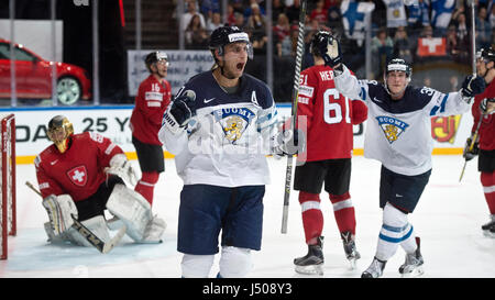 Parigi, Francia. 14 Maggio, 2017. Valtteri Filppula (centro) della Finlandia celebra un obiettivo durante i Campionati Mondiali di hockey su ghiaccio match Finlandia vs svizzera a Parigi, in Francia, il 14 maggio 2017. Credito: Michal Kamaryt/CTK foto/Alamy Live News Foto Stock