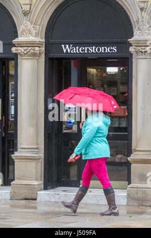 Preston, Lancashire, 15 maggio 2017. Regno Unito Meteo. Heavy Rain docce pour giù sul shopper sfidando l'orrida meteo come andare in centro città a Preston nel Lancashire. Ulteriori docce e aumentando i venti sono attesi più tardi nella giornata. Credito: Cernan Elias/Alamy Live News Foto Stock