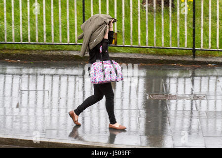 Preston, Lancashire, 15 maggio 2017. Regno Unito Meteo. Heavy Rain docce pour giù sul shopper sfidando l'orrida meteo come andare in centro città a Preston nel Lancashire. Ulteriori docce e aumentando i venti sono attesi più tardi nella giornata. Credito: Cernan Elias/Alamy Live News Foto Stock