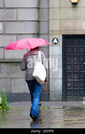 Preston, Lancashire, 15 maggio 2017. Regno Unito Meteo. Heavy Rain docce pour giù sul shopper sfidando l'orrida meteo come andare in centro città a Preston nel Lancashire. Ulteriori docce e aumentando i venti sono attesi più tardi nella giornata. Credito: Cernan Elias/Alamy Live News Foto Stock