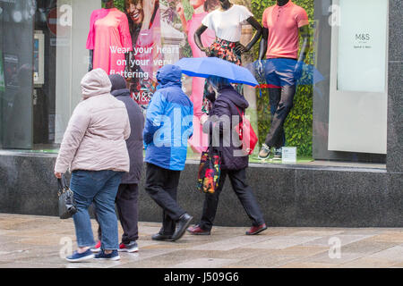 Preston, Lancashire, 15 maggio 2017. Regno Unito Meteo. Heavy Rain docce pour giù sul shopper sfidando l'orrida meteo come andare in centro città a Preston nel Lancashire. Ulteriori docce e aumentando i venti sono attesi più tardi nella giornata. Credito: Cernan Elias/Alamy Live News Foto Stock