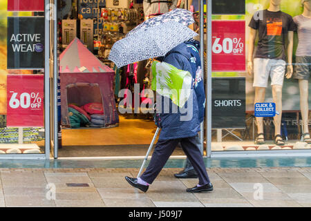 Preston, Lancashire, 15 maggio 2017. Regno Unito Meteo. Heavy Rain docce pour giù sul shopper sfidando l'orrida meteo come andare in centro città a Preston nel Lancashire. Ulteriori docce e aumentando i venti sono attesi più tardi nella giornata. Credito: Cernan Elias/Alamy Live News Foto Stock