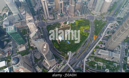 Shanghai. 14 Maggio, 2017. Foto aerea adottate il 14 Maggio 2017 mostra il Lujiazui finanziario e la zona commerciale di Pudong di Shanghai, Cina orientale. Credito: Ding Ting/Xinhua/Alamy Live News Foto Stock