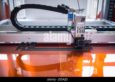 Berlino, Germania. 15 Maggio, 2017. Una stampante 3D produce un modello di Berlino, Germania, 15 maggio 2017. Già più di mille pezzi di ricambio delle Ferrovie Tedesche provengono da 3D stampanti. Foto: Sophia Kembowski/dpa/Alamy Live News Foto Stock