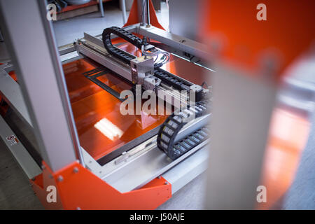 Berlino, Germania. 15 Maggio, 2017. Una stampante 3D produce un modello di Berlino, Germania, 15 maggio 2017. Già più di mille pezzi di ricambio delle Ferrovie Tedesche provengono da 3D stampanti. Foto: Sophia Kembowski/dpa/Alamy Live News Foto Stock