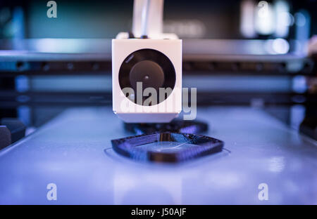 Berlino, Germania. 15 Maggio, 2017. Una stampante 3D produce un modello di Berlino, Germania, 15 maggio 2017. Già più di mille pezzi di ricambio delle Ferrovie Tedesche provengono da 3D stampanti. Foto: Sophia Kembowski/dpa/Alamy Live News Foto Stock