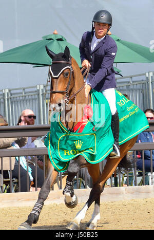 Il Royal Windsor Horse Show 2017 Vincitore della Rolex Grand Prix International Jumping Competition - CSI5* - LR Kent FARRINGTON(USA) SHERKAN equitazione D'AMAURY vince il Rolex Grand Prix International Jumping concorrenza 2017, nel Castello Arena il giorno finale della Royal Windsor Horse Show. Si aggiudica il primo posto e si aggiudica il premio di 75000. Foto Stock