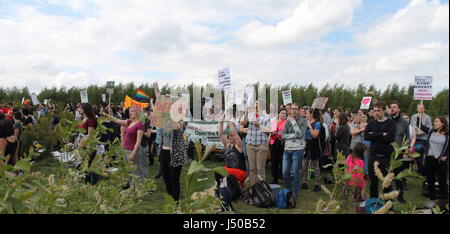 Bedford, Regno Unito. 13 Maggio, 2017. Protesta per arrestare Yarl il legno e tutte le altre in materia di immigrazione nei centri di detenzione in UK Credit: Aghil Maniavi/Alamy Live News Foto Stock