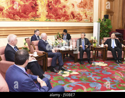 Pechino, Cina. 15 Maggio, 2017. Chinese Vice Premier Ma Kai (seconda R) incontra ucraino con il Vice Primo Ministro e Ministro per lo sviluppo economico e il ministro del Commercio Stepan Kubiv, chi è a Pechino per la cinghia e Forum su strada (BRF) per la cooperazione internazionale, a Pechino, capitale della Cina, 15 maggio 2017. Credito: Gao Jie/Xinhua/Alamy Live News Foto Stock