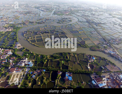 Huzhou. 13 Maggio, 2017. Foto aerea adottate il 13 Maggio 2017 mostra mulberry stagni di pesce in Nanxun District, Huzhou città di East cinese della Provincia di Zhejiang. Il Mulberry pesce stagno è una speciale dike-stagno, la modalità integrata di stagni di pesci di allevamento del baco da seta di gelso. Credito: Wang Dingchang/Xinhua/Alamy Live News Foto Stock