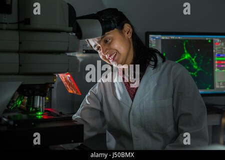 (170515) -- CANBERRA, 15 maggio 2017 (Xinhua) -- la foto non datata fornito dalla Australian National University (ANU) mostra il dott. Vini Gautam dalla ricerca alla Scuola di Ingegneria del ANU facendo ricerca per il cervello le cellule che crescono su wafer di semiconduttore che è stato modellato con nanofili. I ricercatori del ANU hanno sviluppato una svolta nel consentire le cellule cerebrali a 'crescere e formare circuiti prevedibili' in uno sviluppo che potrebbe portare alla creazione di protesi per l'organo vitale. (Xinhua/ANU)(GL) Foto Stock