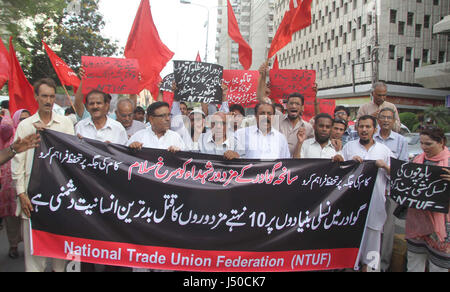 Di Karachi, Pakistan. 15 Maggio, 2017. I membri nazionali di Confederazione dei Sindacati sono holding manifestazione di protesta contro l'omicidio di 10 operai in Gawadar, al di fuori di Karachi press club lunedì 15 maggio, 2017. Credito: Asianet-Pakistan/Alamy Live News Foto Stock