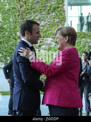 Berlino, Germania. 15 Maggio, 2017. Il cancelliere tedesco Angela Merkel (R) saluta la visita del Presidente francese Emmanuel Macron a Berlino, capitale della Germania, il 15 maggio 2017. Credito: Shan Yuqi/Xinhua/Alamy Live News Foto Stock