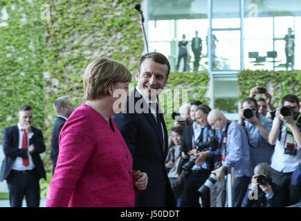 Berlino, Germania. 15 Maggio, 2017. La visita del Presidente francese Emmanuel Macron (R, anteriore) colloqui con il Cancelliere tedesco Angela Merkel (L, anteriore) di Berlino, capitale della Germania, il 15 maggio 2017. Credito: Shan Yuqi/Xinhua/Alamy Live News Foto Stock