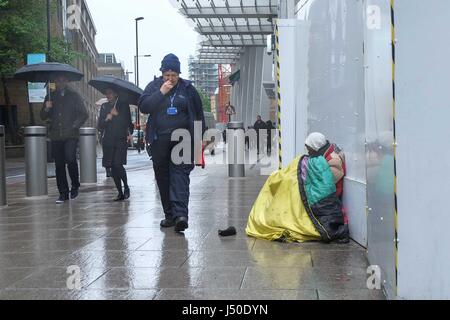 Londra, Regno Unito. 15 Maggio, 2017. Senzatetto uomo accanto alla Shard presso la stazione di London Bridge. :Credit claire doherty Alamy/Live News. Foto Stock