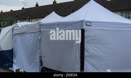 Thurrock, UK. 15 Maggio, 2017. Una tenda di polizia copre l'area di ricerca per il corpo di Danielle Jones, che è stato assassinato sedici anni fa ma il corpo non è mai stato trovato Credito: Ian Davidson/Alamy Live News Foto Stock