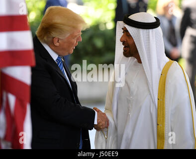 Washington, Stati Uniti d'America. 15 Maggio, 2017. Stati Uniti Presidente Donald Trump (L) accoglie con favore lo sceicco Mohamed Bin Zayed Al-Nahyan, Abu Dhabi Principe Ereditario degli Emirati Arabi Uniti (EAU), alla Casa Bianca di Washington, DC, Stati Uniti, il 15 maggio 2017. Credito: Yin Bogu/Xinhua/Alamy Live News Foto Stock