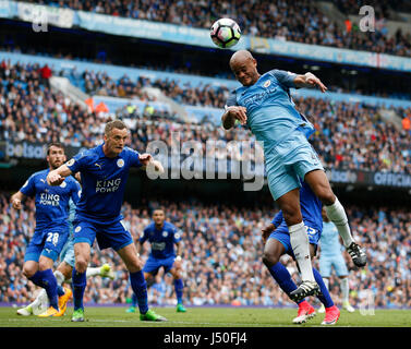 Manchester, Regno Unito. 13 Maggio, 2017. Vincent Kompany del Manchester City si arrampica per cercare di collegare con una testata come Andy re di Leicester City attende di chiaro durante la Premier League inglese corrispondono all'Etihad Stadium e Manchester. Picture Data: 13 maggio 2017. Pic di credito dovrebbe leggere: Simon Bellis/Sportimage/CSM/Alamy Live News Foto Stock