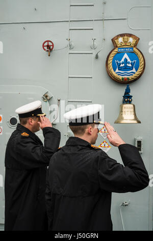 Royal Canadian Navy HMCS warship MONTREAL su una nebbia e giorno di pioggia a Halifax, Nova Scotia, Canada. Foto Stock