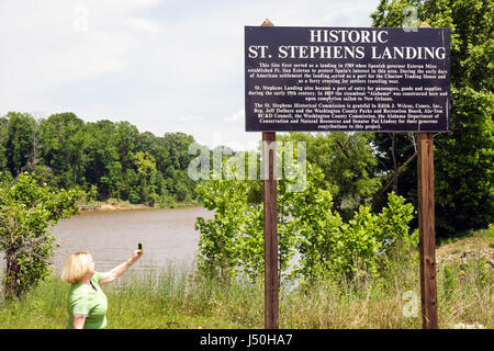 Alabama St. Stephens, St Stephens sito storico, Tombigbee fiume acqua, banca del fiume, vegetazione, piante, riva, adulti adulti donna donne donna donna donna, atterraggio, Foto Stock