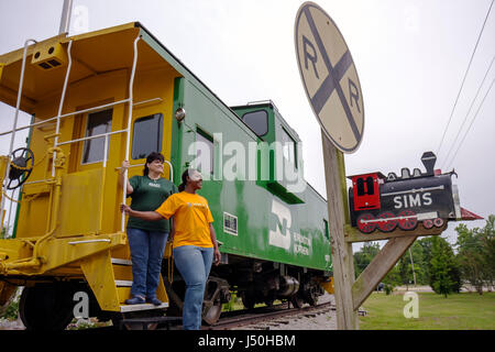 Alabama Millry, Railroad Street, Sims Caboose, Black Blacks African Africans etnico minoranza, adulti donna donne donne donne donna donna donna, donne, treno, ferrovia, tr Foto Stock