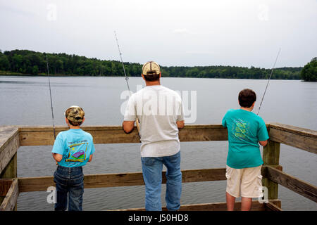 Alabama Millry, Emmett Wood state Lake, pesca, uomo uomini maschio adulti, ragazzi, bambini bambini bambini bambini bambini giovani giovani giovani giovani ragazzi, padre Foto Stock