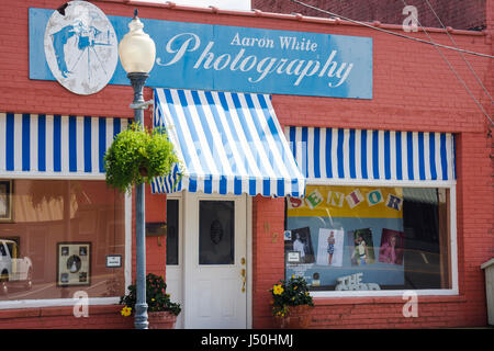 Monroeville Alabama, Pineville Road, piccola città d'affari, fotografia, proprietario, imprenditore, tende a strisce, blu, AL080515028 Foto Stock